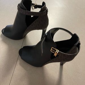 Michael Kor’s woman’s heel size 5